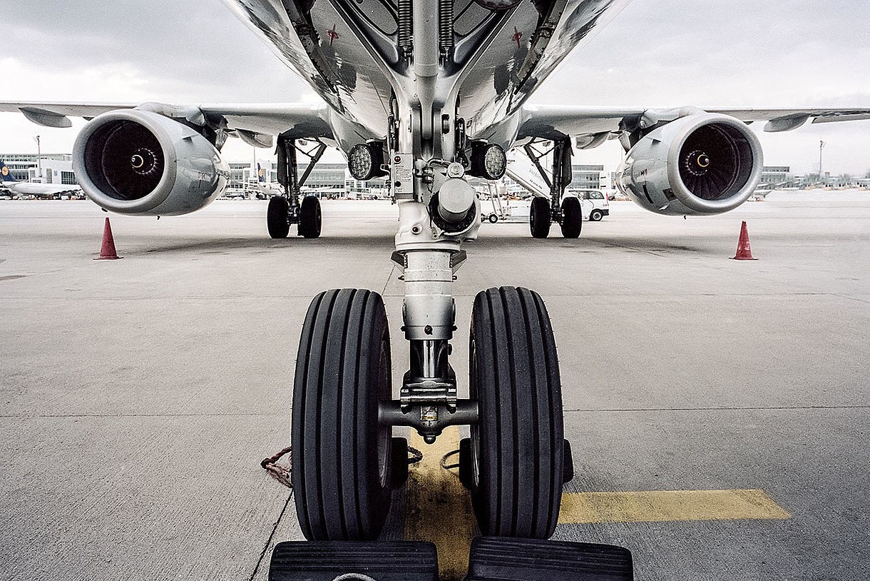 landing gear of a plane on the ground 5af